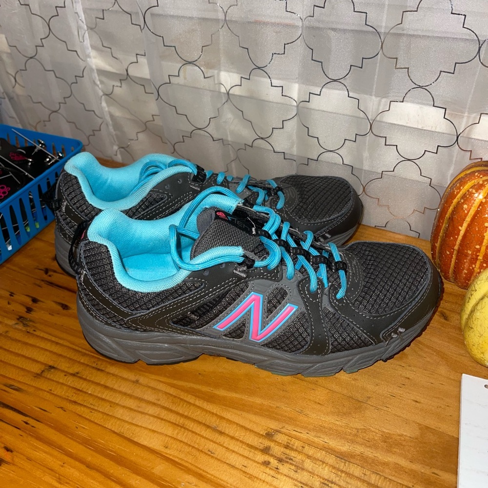 New balance tennis shoes